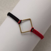 *Dje* Bransoletka na rękę - romb, mosiądz, makrama