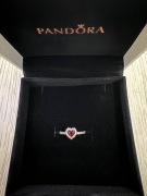 Sprzedam srebrno czerwony pierścionek Pandora