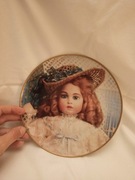 Talerzyk kolekcjonerski The antique doll