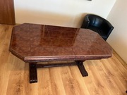 Stół z litego dębu w kolorze ciemnego mahoniu.