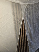 Firanka biała z pięknym rozejściem pośrodku