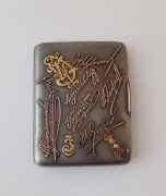Srebrna papierośnica ze złotymi monogramami