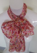 Przewiewny kolorowy szaliczek w kwiatuszki marki Avon. Kup 3 a 4 gratis 