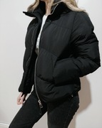 Czarna puchowa kurtka firmy Bershka używana rozmiar XS/34