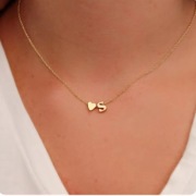 naszyjniki z serduszkiem oraz inicjałem