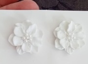 Kolczyki kwiatki białe eleganckie perełki sztyfty damskie klasyczne