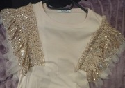 Bluzka z ozdobnymi falbankami i cekinami 