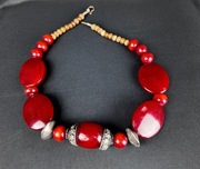 Vintage naszyjnik bakelitowy czerwone korale z metalowymi detalami