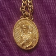 Łańcuszek z medalionem pana Jezusa z promieniującym sercem  jako znak Miło