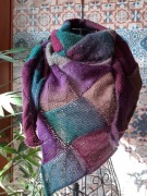 Wełniana chusta robiona na drutach