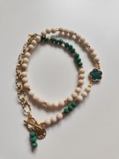 Naszyjnik z jasnego agatu z zawieszkami.