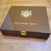 Skarby Stanisława Augusta Piękna drewniana kasetka na monety 50 i 500 zł