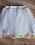 Spódniczka z pomponikami.