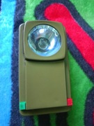 Stara płaska wojskowa latarka