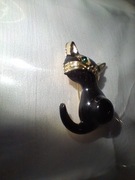 Czarna broszka z kotem.