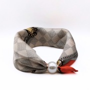 Naszyjnik z chustki z perłą szklaną scarf necklance na magnes - beżowa