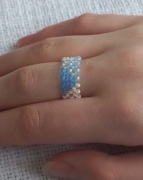 Zimowa zagadka - pleciony beżowy pierścionek ze szklanych koralików 