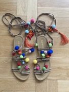 Sandały rzymianki kolorowe z pomponami Lu Boo