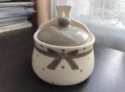 Beżowa porcelanowa cukierniczka