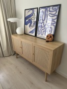 Sprzedam kredens HALMSTAD – 3 drzwi, kolor dębu (JYSK)