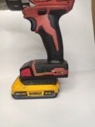 Adapter przejściówka baterii Dewalt 18V XR do Milwaukee M18