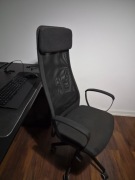 Sprzedsm biurko gamingowe IKEA UTESPELARE,  w zestawie z fotelem Markus.