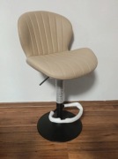 Fotel obrotowy typu hokker 