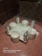 Szklany stolik z pufkami