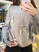 Elegancki sweter z kokardkami