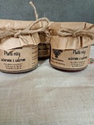 Płatki róży ucierane z cukrem