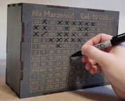 Skarbonka Wykreślana SZARA Drewniana Wyzwanie 10000zł Oszczędzanie Prezent