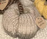 Dynia z wełny wykonana na szydełku.