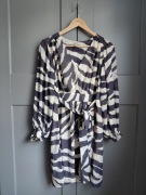 Kopertowa sukienka midi zeberka szara wzory na wiosnę