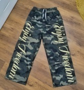 Luźne spodnie baggy w moro z nadrukiem "Enjoy Freedom" - Streetwear