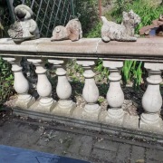 Balustrada z białych tralek