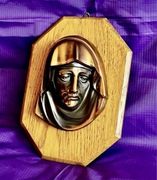 Miedziana Piękna płaskorzeźba Matka Boska Super stan Drewniana podstawie