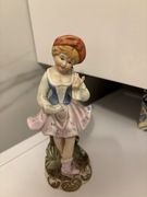 Figurka kobiety z książką