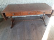 Antyczny stolik klepak