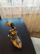 figurka siedzącej figurki