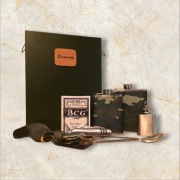 Zestaw prezentowy Militarny. Prezent walizka , piersiówka 