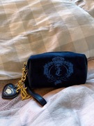 Welurowa kosmetyczka z haftem i brelokiem Juicy Couture