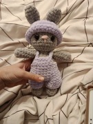 Pluszowy królik w ubranku 