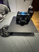 PlayStation 4 Pro + 2 pady + SSD 512 GB – stan bardzo dobry