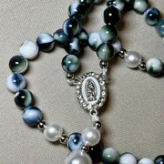 Różaniec ręcznie robiony z marmurkowych koralików – elegancki wzór