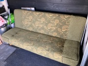 Wersalka w dobrym stanie ze skrzynią 