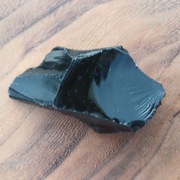 Obsydian czarny mała surowa bryłka Meksyk waga 15,6 g