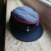 Oryginalna niemiecka czapka strażacka Hans Kraemer 56 + odznaka strażacka