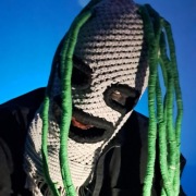Maska Corey Taylor z zespołu Slipknot. Szara kominiarka z zielonymi dredami
