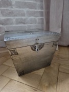 Zdobiony kufer drewniany okuty metalem styl vintage kolonialny 30x30x25cm