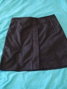 Czarna spódnica mini z kieszeniami zapinana z przodu na suwak Cos 42 XL